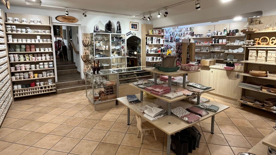 <p>Das traditionsreiche Kaufhaus "Winkler" gibt es seit 1780. Es bietet Souvenirs, Geschenke und Küchenbedarf anbietet. </p> | © TVB Ausseerland-Salzkammergut_Nathalie Schröttenhamer