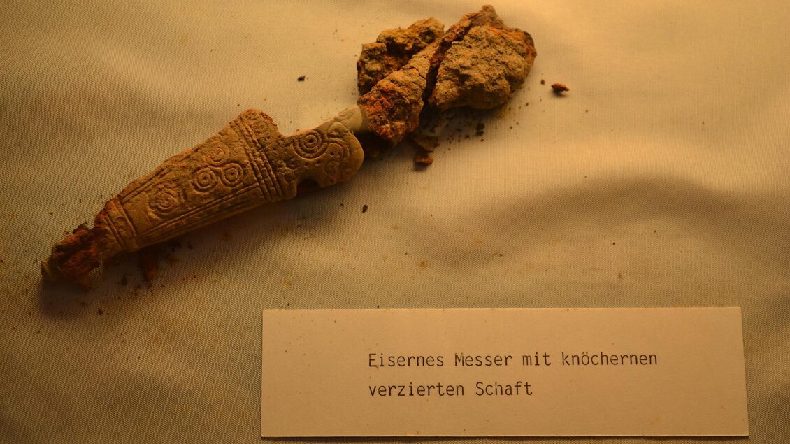 Eisernes Messer mit knöchernen verzierten Schaft | © Tourismusverband Murau