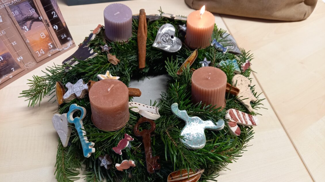 Adventkranz mit Keramikelementen