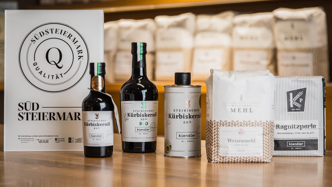 Eine Auswahl an Produkten aus der Südsteiermark, darunter Kürbiskernöl, Kürbiskerne und Mehl. Im Hintergrund sind Tüten mit weiteren Lebensmitteln sichtbar. | © RM SW GmbH | webquartier.at