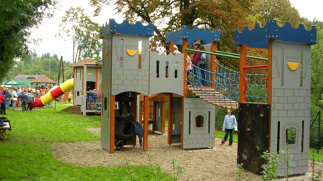 <p Der Spielplatz bei der Elisabethpromenade mit einer Burgstruktur, Rutschen und Klettergerüsten. Viele Kinder spielen und haben Spaß im Freien.</p> | © Stadtgemeinde Bad Aussee