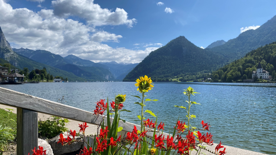 Der Spielplatz Seeklause befindet sich direkt beim Grundlsee. Hier wurden bei den Stufen in den See ein paar Blumen eingepflanzt. | © Bettina Scheck