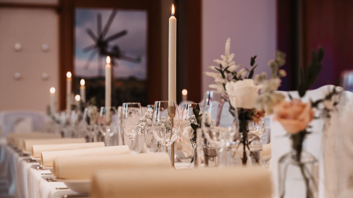 Ein schön gedeckter Tisch mit Kerzen, Gläsern und Blumen. Die elegante Atmosphäre eignet sich perfekt für eine besondere Feier. | © Gasthaus Draxler