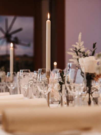 Ein schön gedeckter Tisch mit Kerzen, Gläsern und Blumen. Die elegante Atmosphäre eignet sich perfekt für eine besondere Feier. | © Gasthaus Draxler