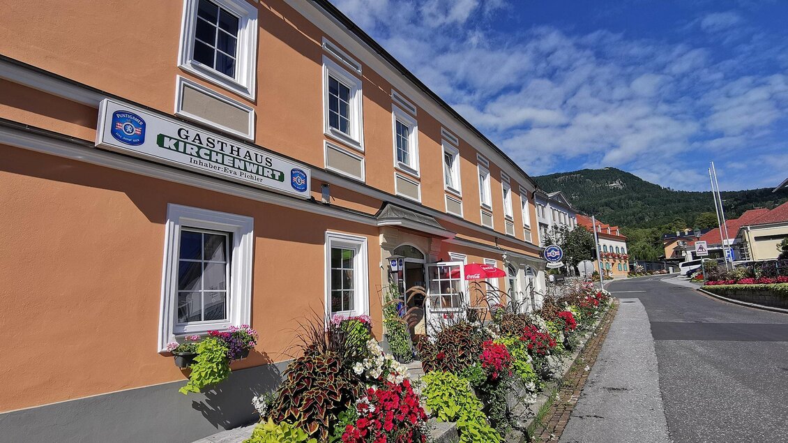Blühende Blumentröge vor dem Gasthaus Kirchenwirt in St. Radegund.  | © Pichler