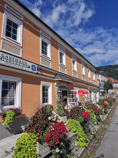 Blooming flower boxes in front of the Gasthaus Kirchenwirt in St. Radegund. | © Pichler