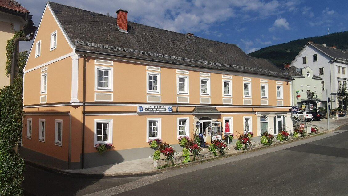 Der Kirchenwirt in St. Radegund in frischer Farbe und Blumen vor dem Eingang, in St. Radegund. | © Pichler