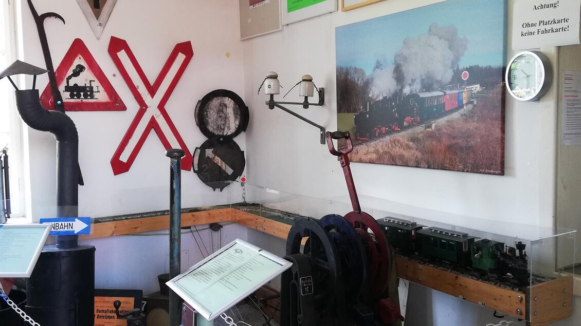 Eine kleine Ausstellung mit historischen Bahn- und Signalutensilien. An der Wand hängen Dokumente und Plakate zu Eisenbahngeschichte. | © Marktgemeinde Stainz