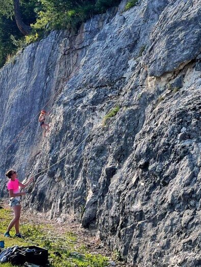 Einige Kletterer probieren sich an den Seilrouten im Klettergarten am Loser in Altaussee. Der sonnige Fels mit Südausrichtung ermöglicht verschiedenste kurze Einheiten zum Sportklettern im Ausseerland Salzkammergut. | © Loser Bergbahnen