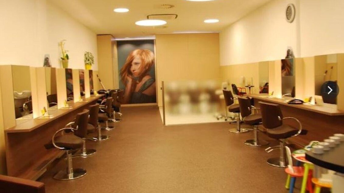 Eine elegante Schere mit runden Griffen. Sie ist ideal für Haarschnitte oder kreative Bastelarbeiten. | © Friseursalon