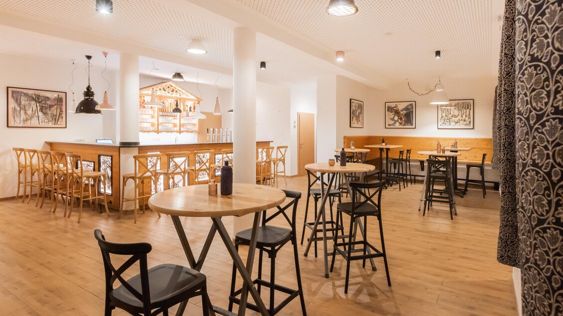 Ein modernes Café mit Holzstühlen und Tischen. Die Einrichtung ist hell und freundlich, ideal zum Entspannen oder Arbeiten. | © www.zloam.at