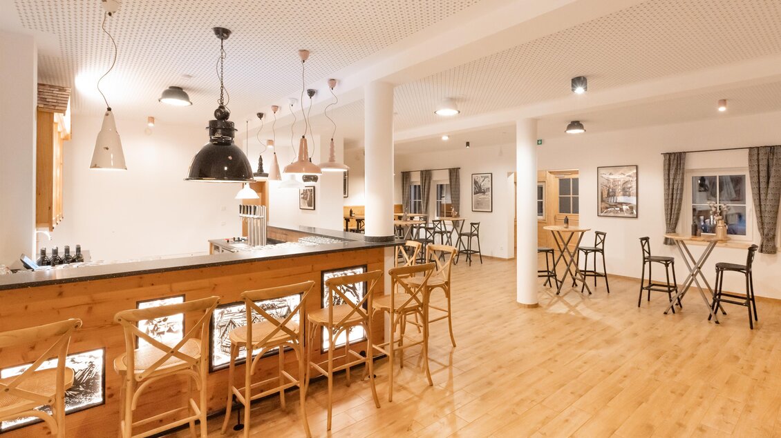 Ein modernes Café mit einem hellen, einladenden Ambiente. Der Holzfußboden und die stilvollen Möbel schaffen eine gemütliche Atmosphäre. | © www.zloam.at