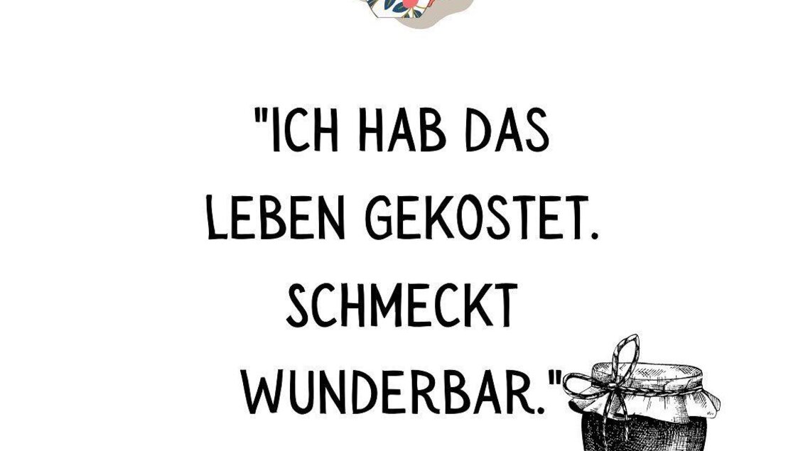 Ein inspirierendes Zitat über das Leben. Dazu ein einfaches Design mit einem Glas und einer Tasse. | © KostBar Café & Greißlerei