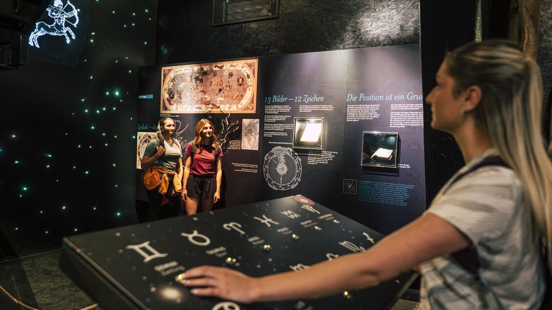 Zu sehen sind Besucher in der Ausstellung im Kräftereich von zahlreichen Exponaten. | © Oststeiermark Tourismus