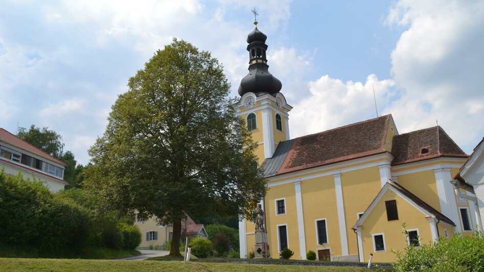 Kriegerdenkmal und Kirche | © Kurkommission Bad Blumau