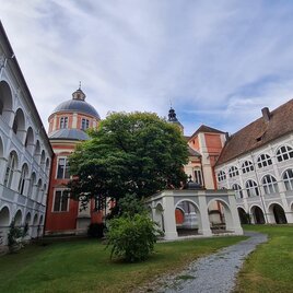 Kriegerdenkmalhof Pöllau_Innenhof_Oststeiermark | © Gottfried Rohrhofer