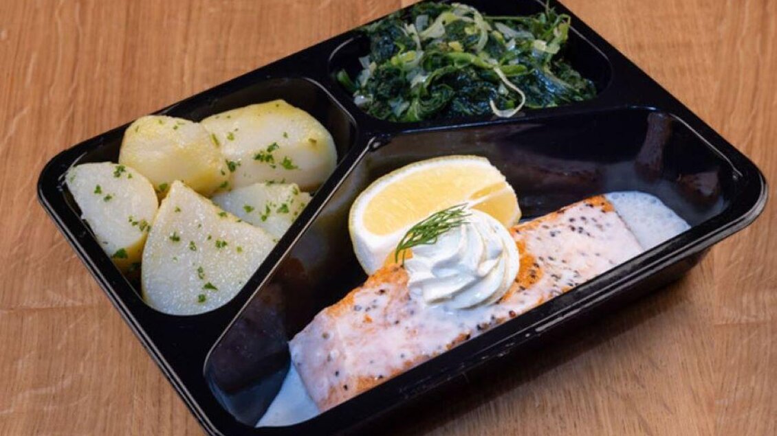 Ein Teller mit zartem Fleisch in einer würzigen Sauce, serviert mit grünen Spätzle, Brokkoli und Karotten. Die Speise ist ansprechend angerichtet und bietet eine Vielzahl von Farben und Texturen. | © Kulinarkwerk Fresh