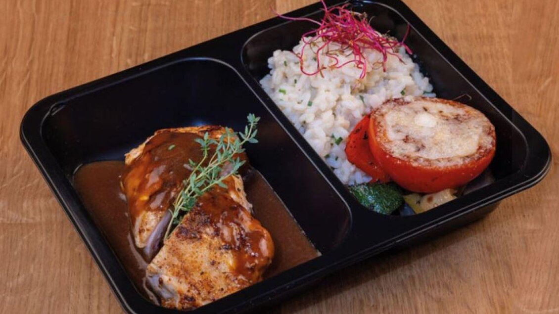 Ein schmackhafter Nudelgericht in einer schwarzen Schüssel, garniert mit Kirschtomaten, Frühlingszwiebeln und getrockneten Tomaten. Die Kombination aus cremiger Sauce und frischen Zutaten sorgt für ein appetitliches Aussehen. | © Kulinarkwerk Fresh