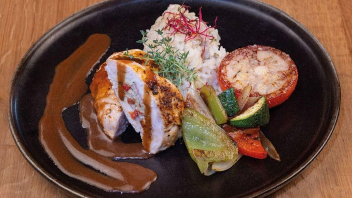 Ein bunter Teller mit verschiedenen Gemüsesorten und Käse. Die Auswahl umfasst gegrillte Zucchini, Paprika, Oliven, Pilze und getrocknete Tomaten. | © Kulinarkwerk Fresh