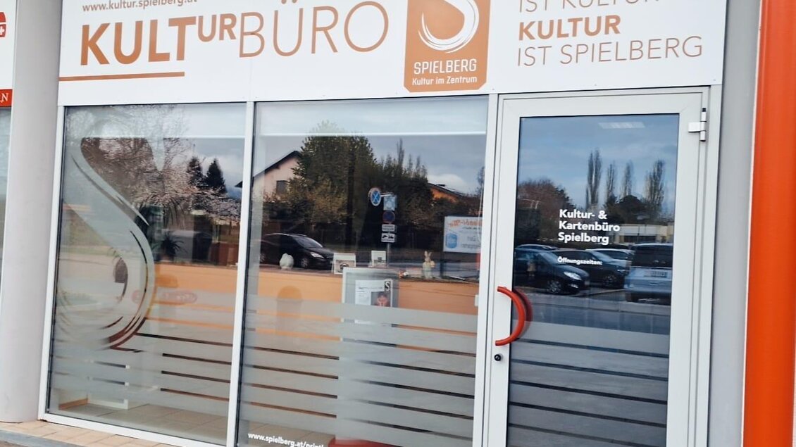 Ein modernes Kulturbüro mit großen Fenstern und einer klaren Beschilderung. Die Fassade ist freundlich gestaltet und spiegelt das kulturelle Angebot der Region wider. | © Kultur& Kartenbüro
