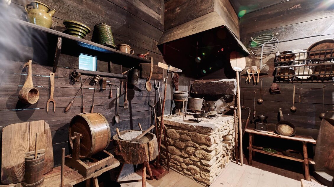Eine alte Küchenumgebung mit Holzregalen voller Küchenutensilien. Der Raum hat einen rustikalen Charme und zeigt verschiedene historische Kochgeräte. | © Kultur- & Museumsverein Eibiswald