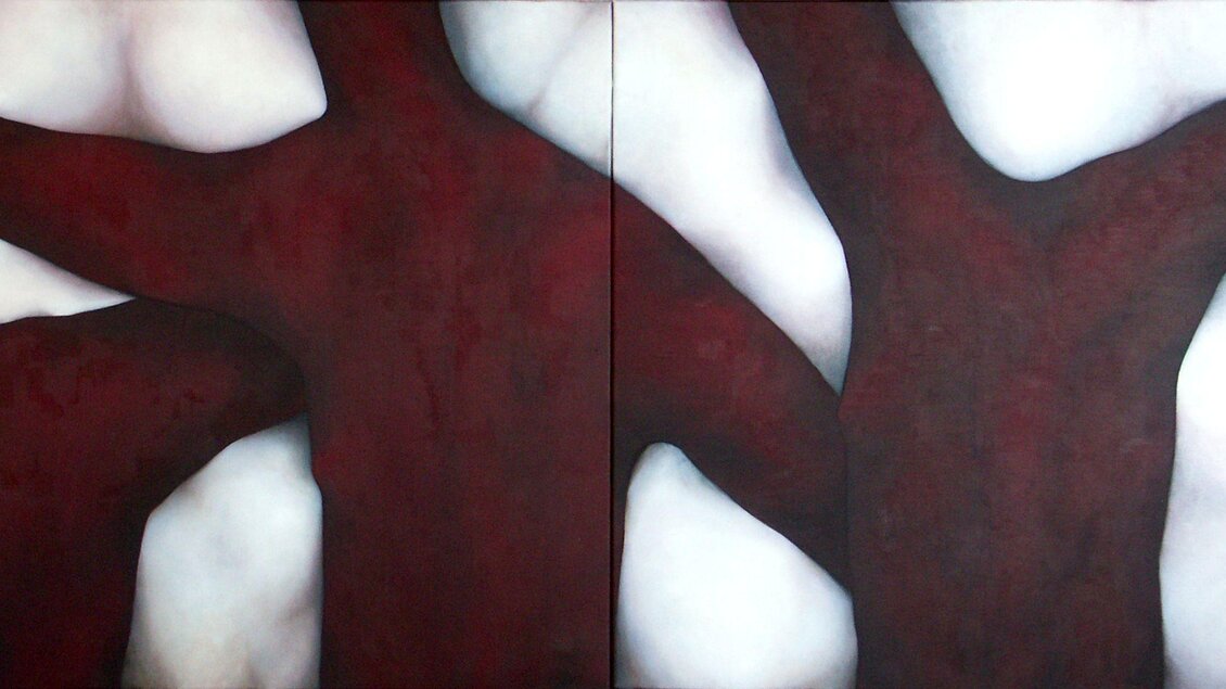 Eine abstrakte Darstellung von Baumformen in dunklem Rot. Der Hintergrund ist in sanften Weiß- und Grautönen gehalten. | © Romana Leitner