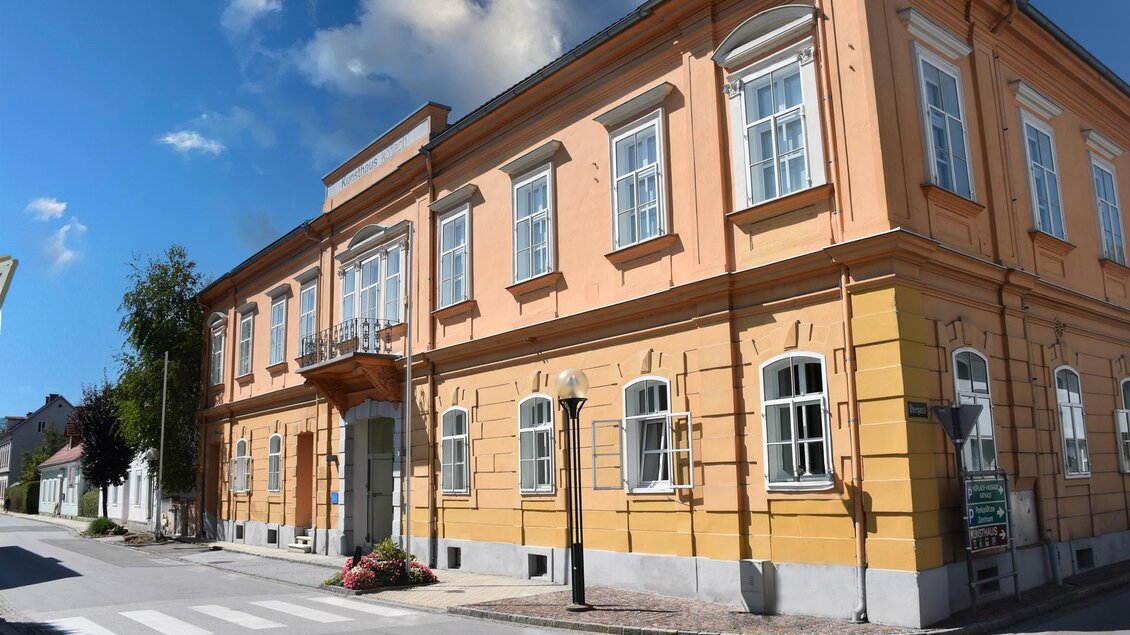 Außenansicht des Kunsthauses Köflach mit historischer Fassade an Straßenecke in der Erlebnisregion Steiermark. | © FOTO agathon KOREN
