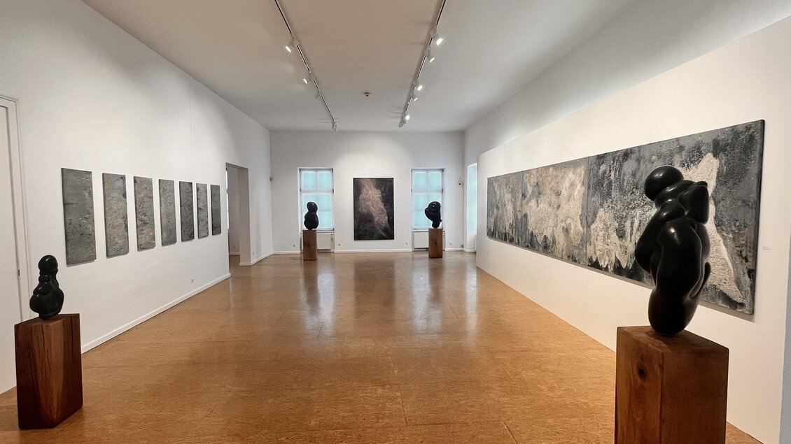 Innenraum einer Galerie im Kunsthaus Köflach mit Skulpturen auf Podesten, Gemälden an weißen Wänden und Holzboden. | © FOTO agathon KOREN