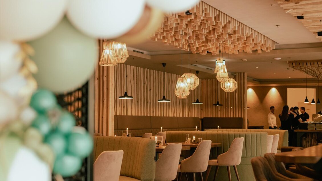 Ein stilvolles Restaurant mit modernen Möbeln und warmem Licht. Es gibt gemütliche Sitzgelegenheiten und eine einladende Atmosphäre. | © ECE Kapfenberg