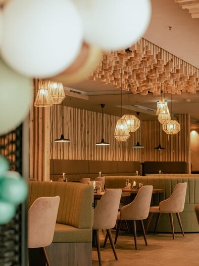 A stylish restaurant with modern furniture and warm lighting. There are cozy seating areas and an inviting atmosphere. | © ECE Kapfenberg