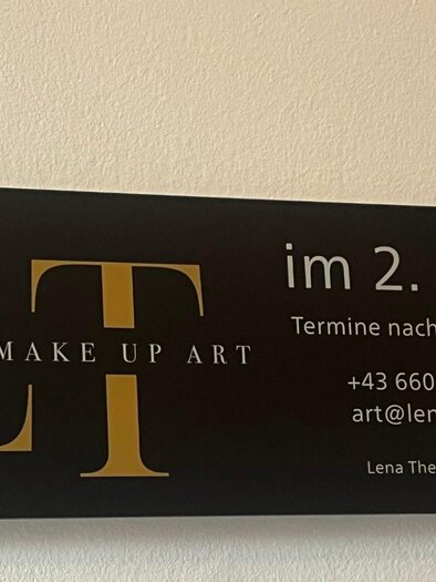 Ein dekoratives Schild für einen Friseur- und Makeup-Service im zweiten Stock. Es enthält Kontaktdaten und den Namen der Inhaberin, Lena Theres Monschein. | © TVB Ausseerland- Salzkammergut_Nathalie Schröttenhamer
