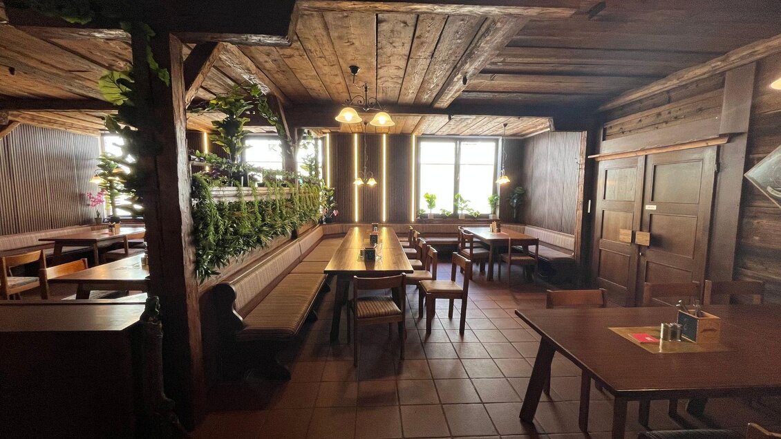 Der Innenbereich des Restaurants "La Marina" mit Holzakzenten | © TVB Ausseerland Salzkammergut_Nathalie Schröttenhamer