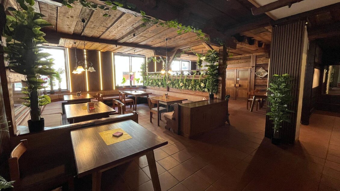 Der Gastraum des Restaurants "La Marina" mit schönen, großen Fenstern und grünen Pflanzen. | © TVB Ausseerland Salzkammergut_Nathalie Schröttenhamer