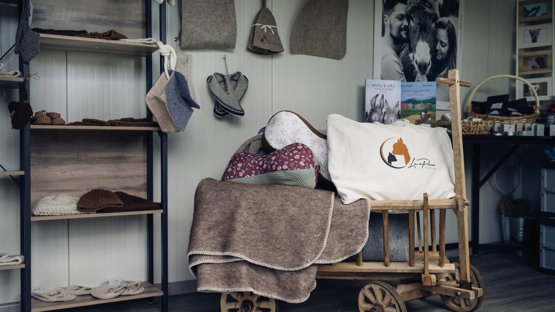 Der Shop am La Paca Hof zeigt Decken, Kissen und weitere Alpakaprodukte. | © Bernd Grosseck
