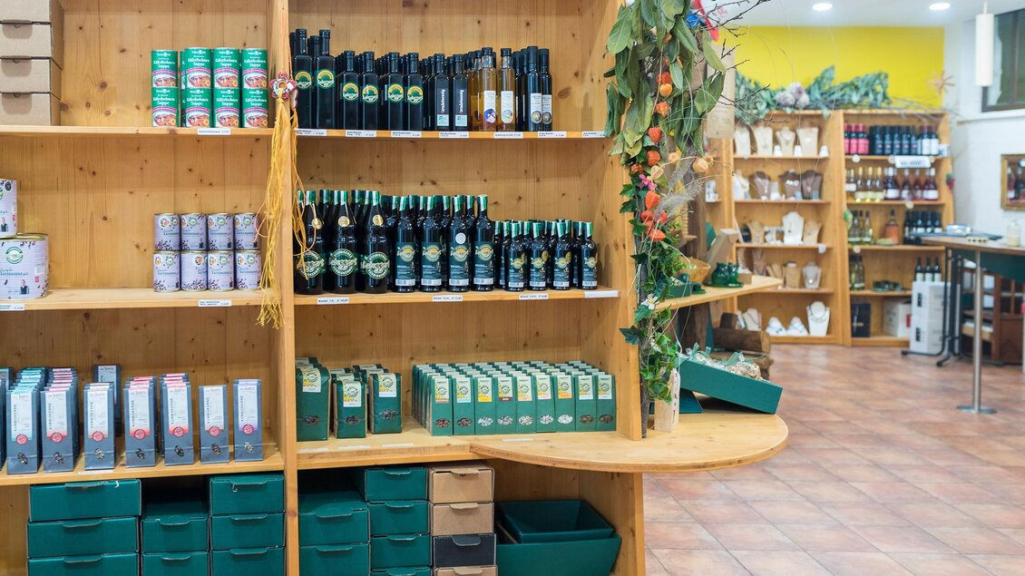 Ein gut sortierter Laden mit Regalen voller Flaschen und Verpackungen. Auf den Regalen sind verschiedene Produkte deutlich sichtbar. | © RM SWS GmbH | webquartier.at