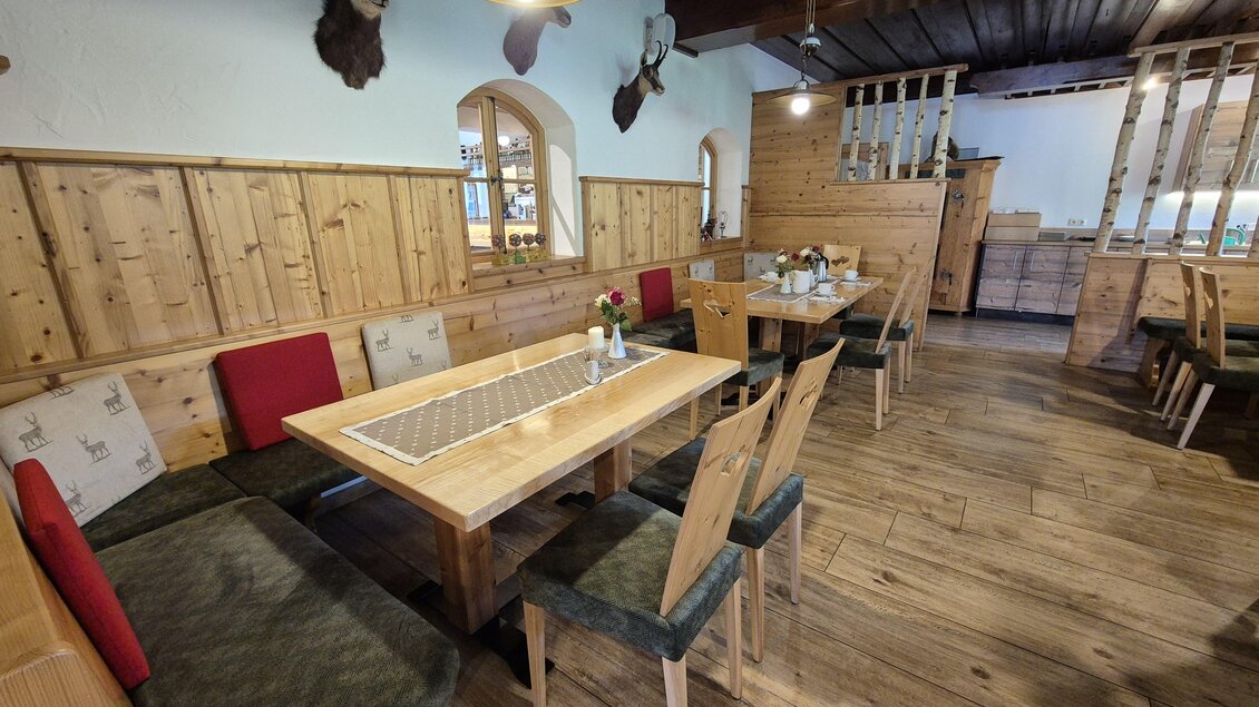 Ein gemütliches Restaurant mit Holzverkleidung und modernen Möbeln. Die Tische sind ordentlich gedeckt und die Wände sind mit Jagdtrophäen dekoriert. | © TV Murau