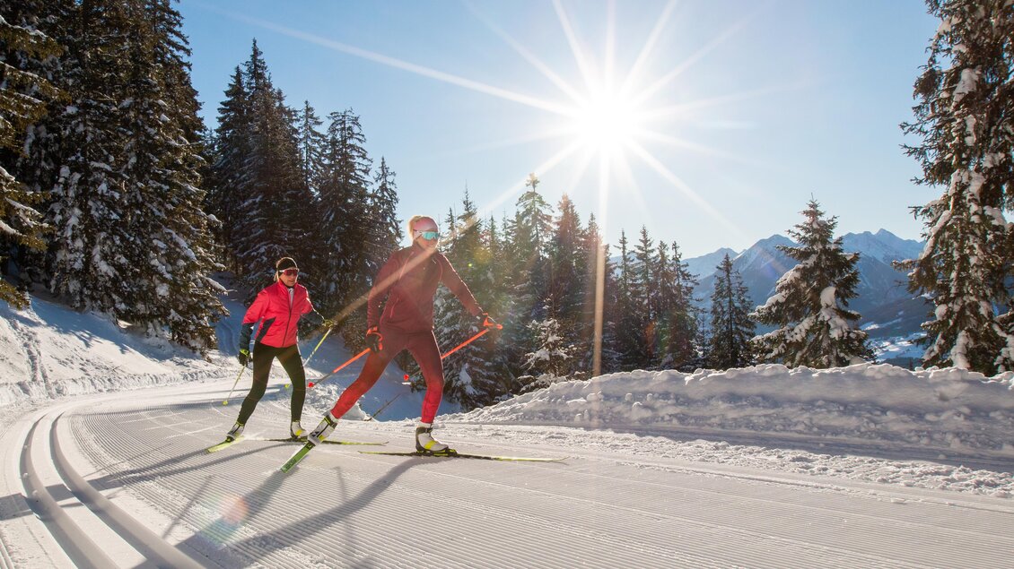 Zwei Menschen skaten auf einer präparierten Loipe im Schnee. Die Sonne scheint strahlend über die Winterlandschaft. | © Hans-Peter Steiner