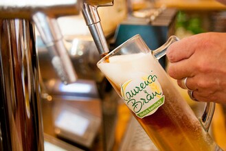 Laurenzi_tapping beer_Eastern Styria | © Laurenzi-Bräu