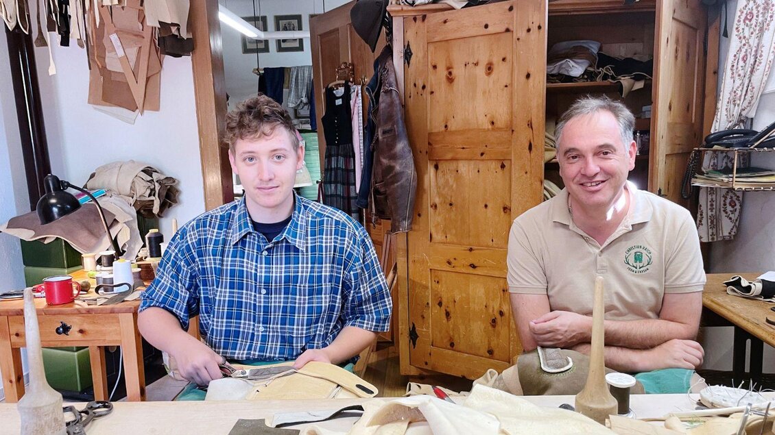 Christian und Andreas arbeiten gerade an einer handbestickten Lederhose aus eigener Erzeugung. | © Christian Raich