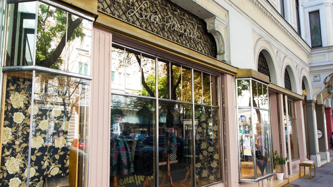Außenansicht der Boutique Lena Hoschek in Graz mit Schaufenstern und Modeauslage | © Graz Tourismus - Harry Schiffer