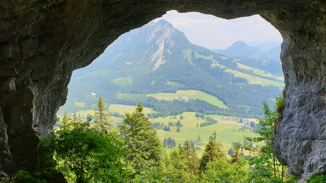 <p>Ein Blick aus einer Höhle, dem Lieglloch ist eine beeindruckende Naturhöhle oberhalb von Tauplitz,auf eine grüne Landschaft mit Bergen im Hintergrund. Die Natur ist üppig und lädt zum Erkunden ein.</p> | © Daniela Casari