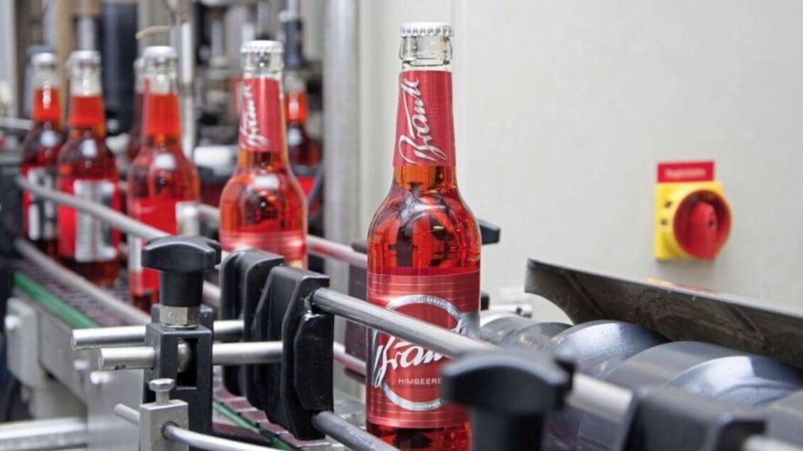Abfüllanlage mit roten Limonadeflaschen der Marke Brantl in Köflach während der Produktion. | © Creativ Media Kos