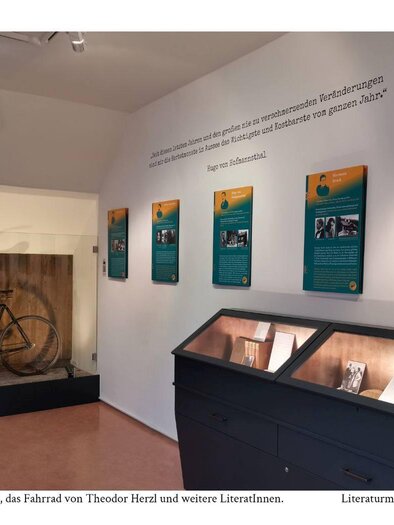 <p>Im Literaturmuseum Altaussee gibt es einen Ausstellungsraum mit dem historischen Herzl-Fahrrad von Adam Opel und Informationstafeln an der Wand. Der Raum zeigt zudem weitere literarische Exponate.</p> | © Kulturfux