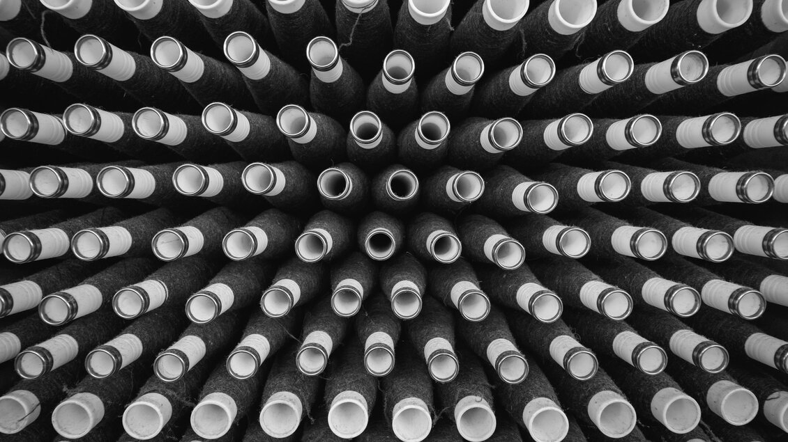 Eine symmetrische Anordnung von Röhren, die sich nach innen verjüngen. Das Bild ist in Schwarz-Weiß und zeigt verschiedene Sichtweisen auf die Röhren. | © © 2021 Alwin Strasser - strasserconcept