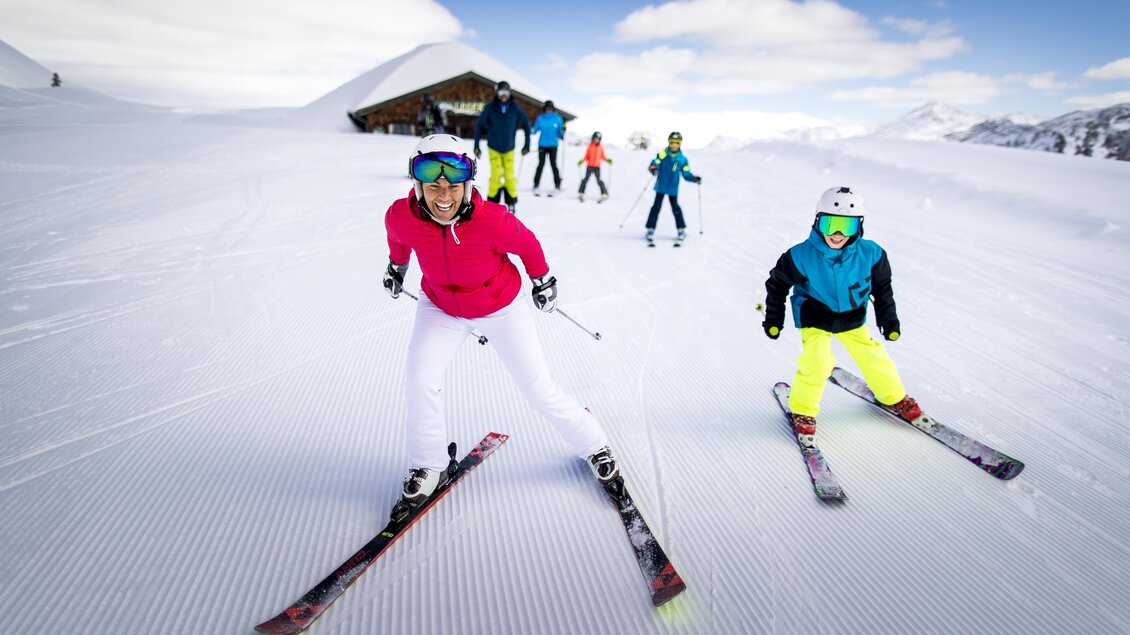 <p>Eine Gruppe von Skifahrern fährt über die schneebedeckte Piste am Loser in Altaussee. Im Hintergrund ist die Loseralm zu sehen.</p> | © TVB Ausseerland Salzkammergut / Tom Lamm