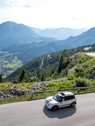 <p>A car is driving along the panoramic road up the Loser. In the background, the village of Altaussee can be seen below.</p> | © TVB Ausseerland-Salzkammergut/Tom Lamm