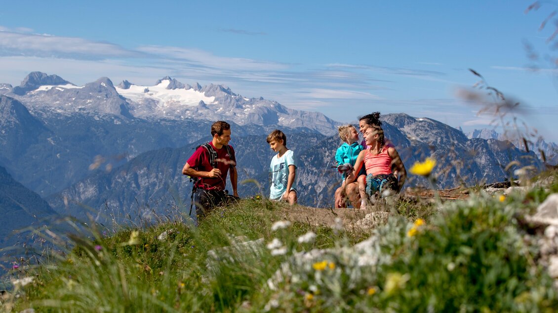 <p>Eine Familien unternimmt eine Bergwanderung am Loser. Im Hintergrund ist sogar der majestätische Dachstein und ein klarer Himmel zu sehen.</p> | © TVB Ausseerland-Salzkammergut/Tom Lamm