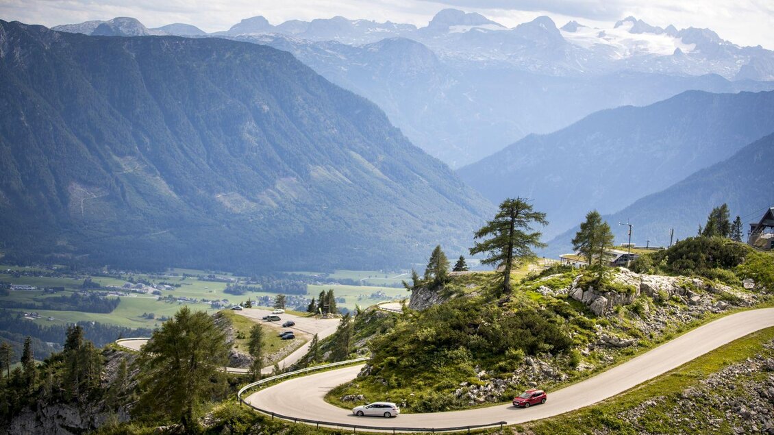 <p>Die kurvenreiche Panoramastraße führt auf den Loser durch eine malerische Berglandschaft. Von der Straße kann sogar ein Ausblick auf den Dachstein genossen werden..</p> | © TVB Ausseerland - Salzkammergut-Tom Lamm