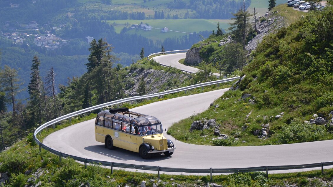 <p>Gäste können auch mit dem Omnibus der Oldtimr Busvermietung eine Ausflugsfahrt auf den Loser über die Panroamastraße unternehmen. Im Hintergrund sind Berge und die Aussicht auf das Tal sichtbar.</p> | © Loser Bergbahnen