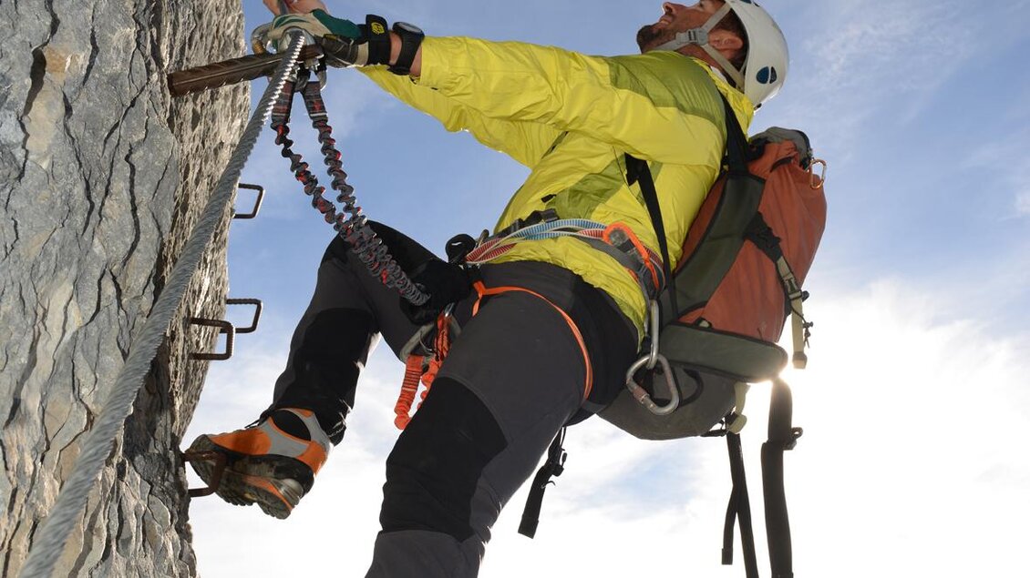 <p>Ein Kletterer erklimmt an einem sonnigen Tag die steile Felswand beim Sisi Klettersteig am Loser.</p> | © Loser Bergbahnen Altaussee/M. Raich